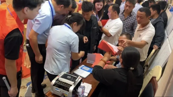 嘉乐迪战略合作伙伴周庆则聚焦产品质量：“嘉乐迪仿石漆从底漆、